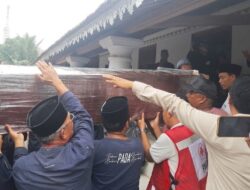 Isak Tangis Sambut Jenazah ABK KM Arupadhatu I, Korban Tragedi 5 Jurnalis Hilang Dikebumikan di Carita