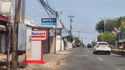 Reklame Retail Waralaba di Jantung Lampura Kangkangi Perda dan Hak Pejalan Kaki, Izin Dipertanyakan 