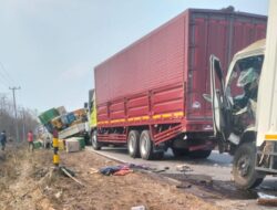 Kecelakaan Beruntun di Jalintim Tulang Bawang, Tim Gabungan Melakukan Evakuasi Korban dan Mengamankan TKP